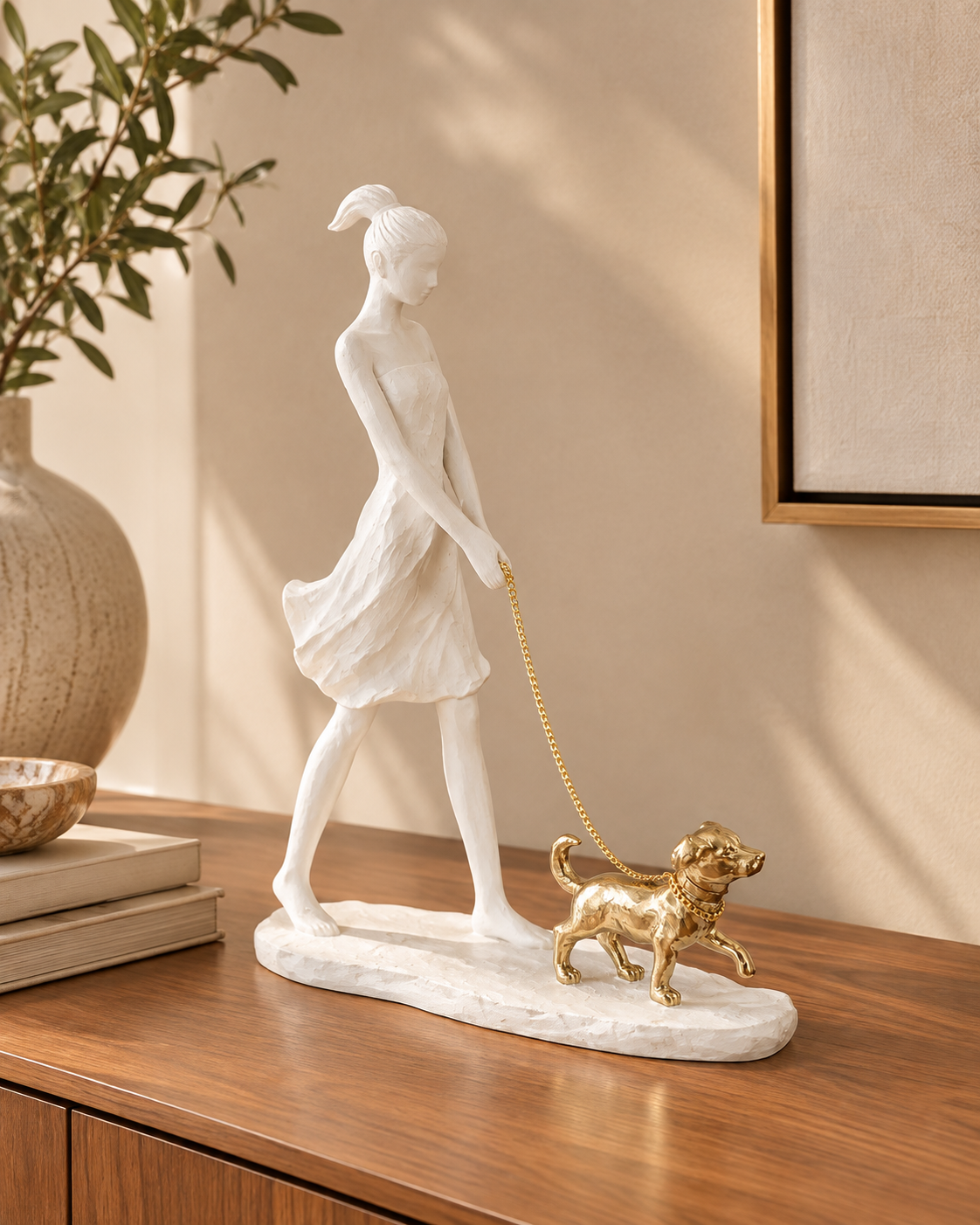 Escultura Resina Dourada Mulher e Cachorro