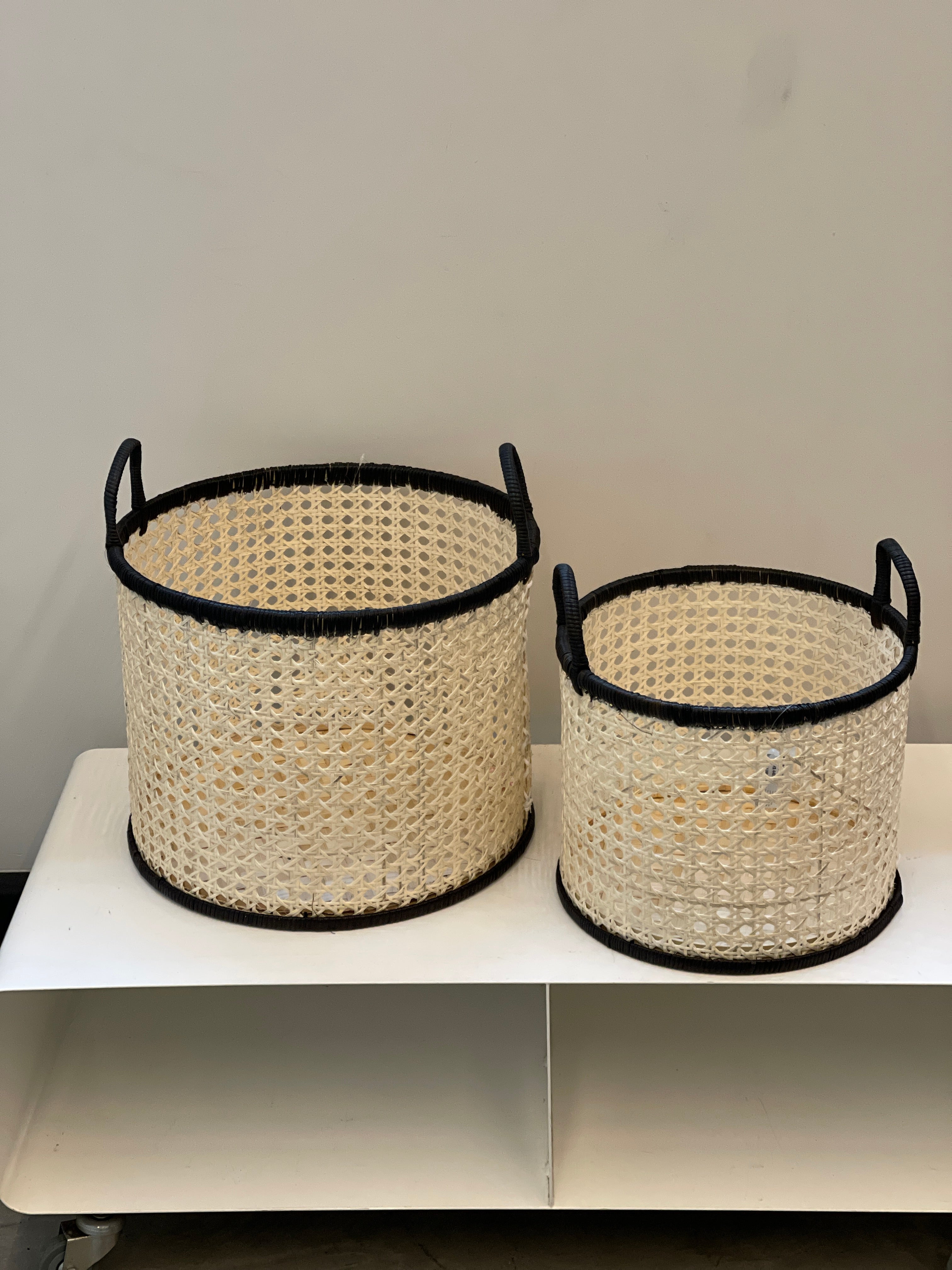 Cesto Rattan Pequeno com Alças e Bordas Pretas