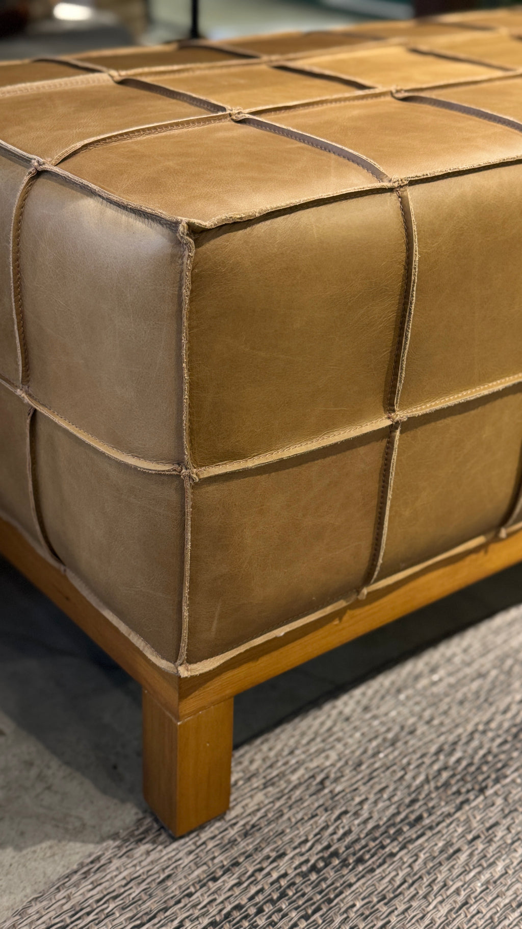 Puff Couro Caramelo 100x42x44cm